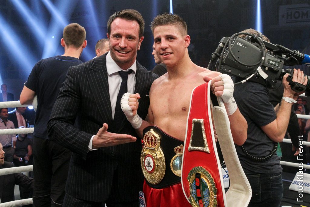 Kalle Sauerland mit Weltmeister Tyron Zeuge vs Giovanni De Carolis