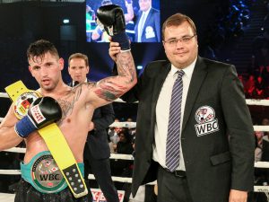 Malte Müller-Michaelis mit Boxer Senad Gashi