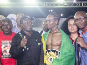 Ibrahim Class nach seinem Sieg mit Trainer, Sportminister und Manager